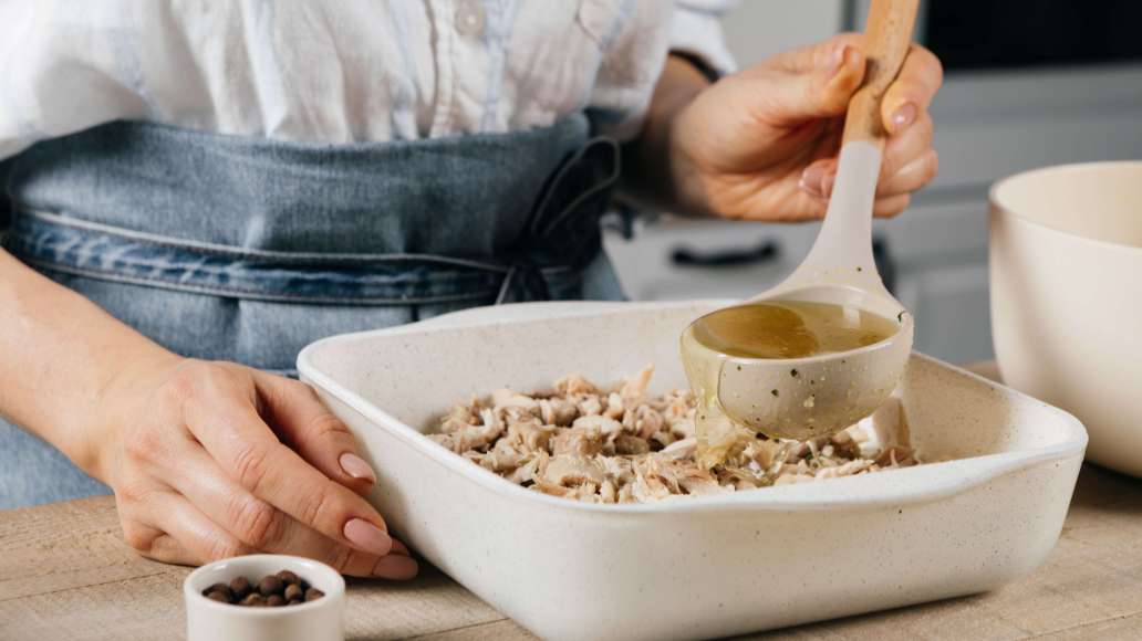 Выложить мясо, морковь и горошек в форму или контейнер. Аккуратно влить сверху бульон и убрать в холодильник до полного застывания (5–6 часов).