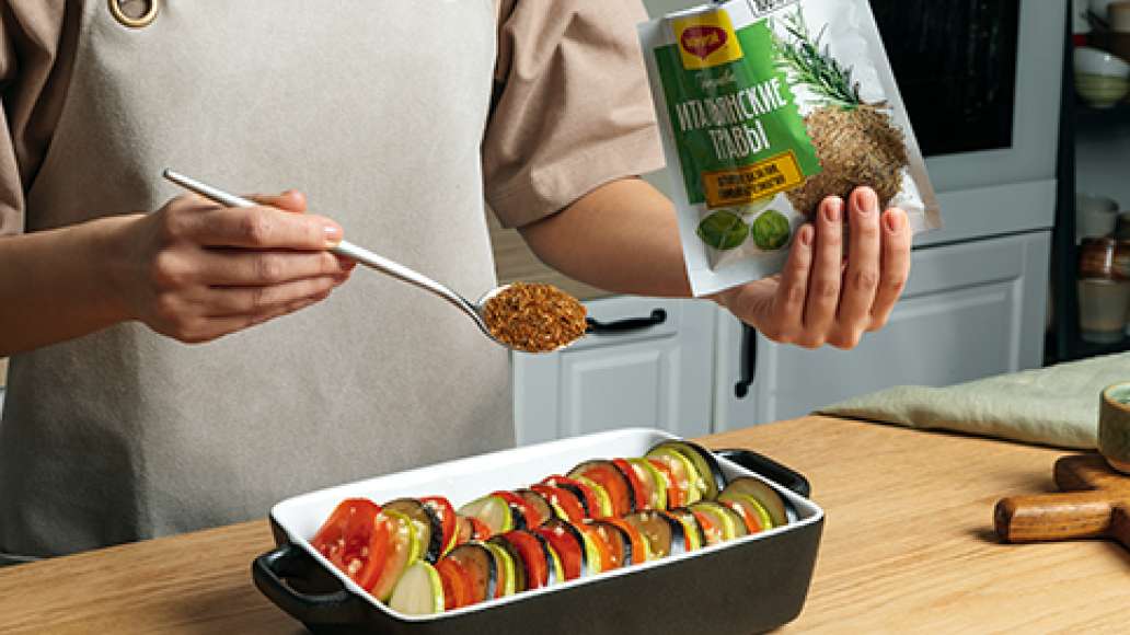 Слегка сбрызнуть овощи маслом с чесноком, посыпать MAGGI® Итальянские
травы и тёртым сыром, поставить в духовку, запекать до румяности.