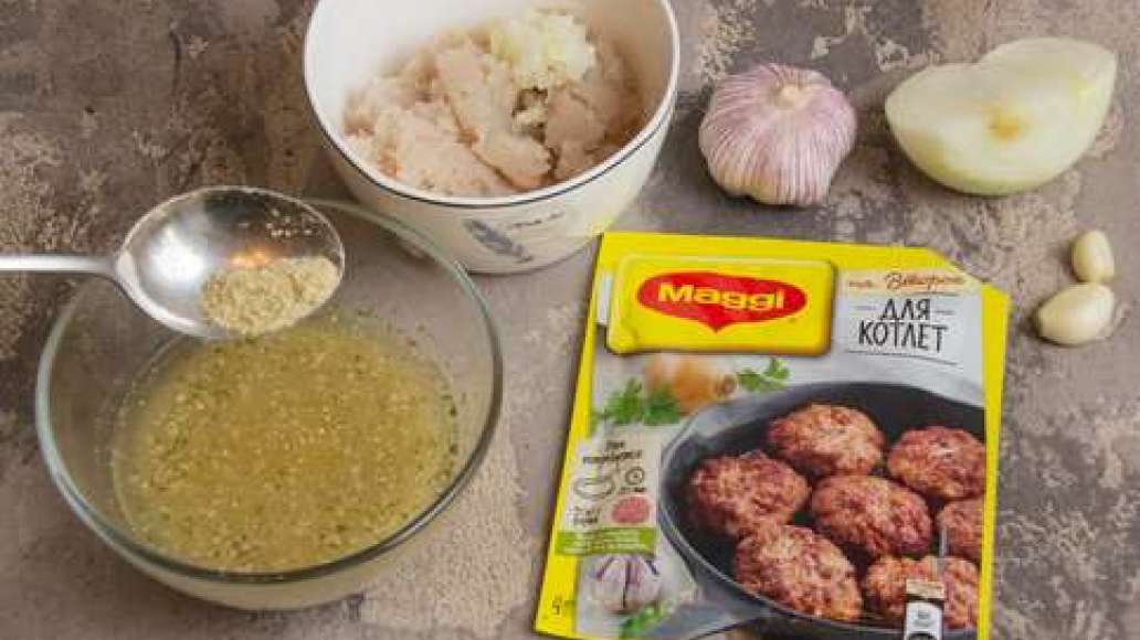 Содержимое пакетика MAGGI НА ВТОРОЕ для котлет высыпать в теплую воду, размешать и дать настояться. Смешать фарш, яйцо, лук и MAGGI НА ВТОРОЕ для котлет. Сформовать котлеты, запанировав в сухарях. Содержимое пакетика MAGGI НА ВТОРОЕ для котлет высыпать в теплую воду, размешать и дать настояться. Смешать фарш, яйцо, лук и MAGGI НА ВТОРОЕ для котлет. Сформовать котлеты, запанировав в сухарях.