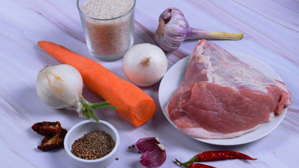 Подготовьте ингредиенты, промойте мясо. Замочите рис в холодной соленой воде на
1 час. Подготовьте ингредиенты, промойте мясо. Замочите рис в холодной соленой воде на
1 час.