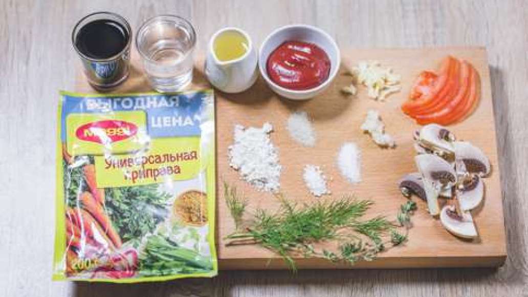 Нарезать помидоры кольцами. Грибы нарезать пластинками и полить соевым соусом. Зелень измельчить. Сыр натереть на крупной терке.