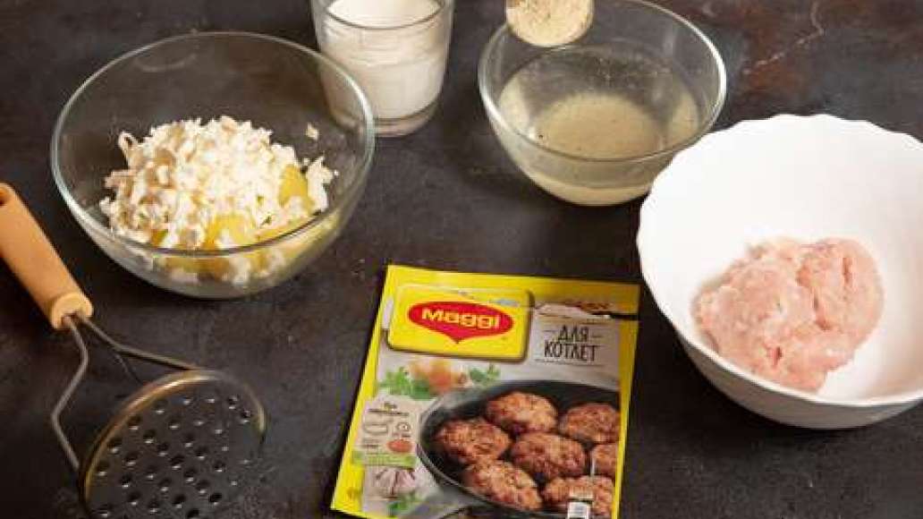 Содержимое упаковки MAGGI® НА ВТОРОЕ для котлет залить водой и оставить на 2 минуты набухнуть. Соединить с фаршем и тщательно перемешать. Сформировать котлеты. Вскипятить молоко. Отварить картофель и размять. Добавить брынзу и горячее молоко — приготовить Содержимое упаковки MAGGI® НА ВТОРОЕ для котлет залить водой и оставить на 2 минуты набухнуть. Соединить с фаршем и тщательно перемешать. Сформировать котлеты. Вскипятить молоко. Отварить картофель и размять. Добавить брынзу и горячее молоко — приготовить