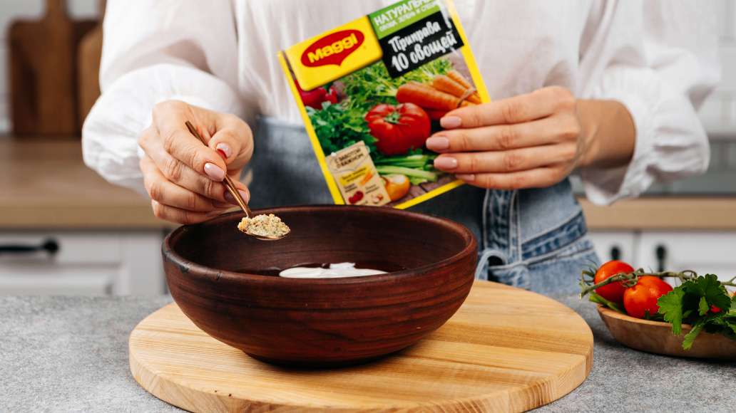 Добавить сметану, MAGGI® Приправу 10 овощей и тщательно взбить вилкой или венчиком.