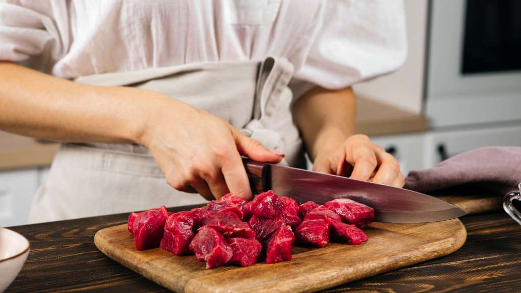 Мясо тщательно вымыть, срезать пленки. Промокнуть бумажными полотенцами и нарезать небольшими ломтиками. Мясо тщательно вымыть, срезать пленки. Промокнуть бумажными полотенцами и нарезать небольшими ломтиками.