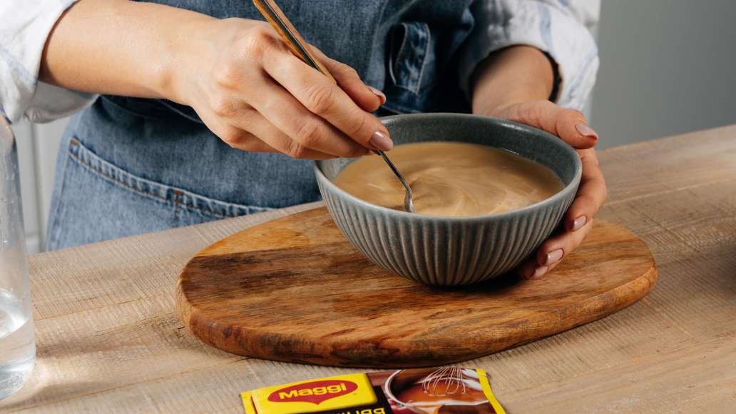 В отдельной ёмкости смешать воду с MAGGI® Подлива домашняя мясная. В отдельной ёмкости смешать воду с MAGGI® Подлива домашняя мясная.