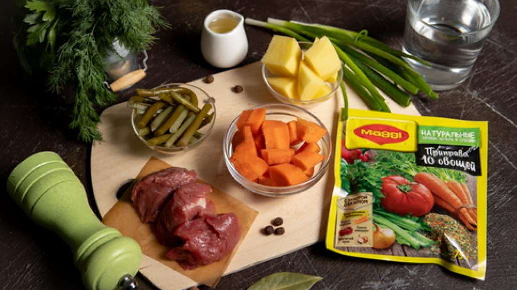 Оленину нарезать крупными кубиками. Картофель и морковь очистить и нарезать крупными кубиками. Черемшу перебрать, вымыть и нарезать полосками..