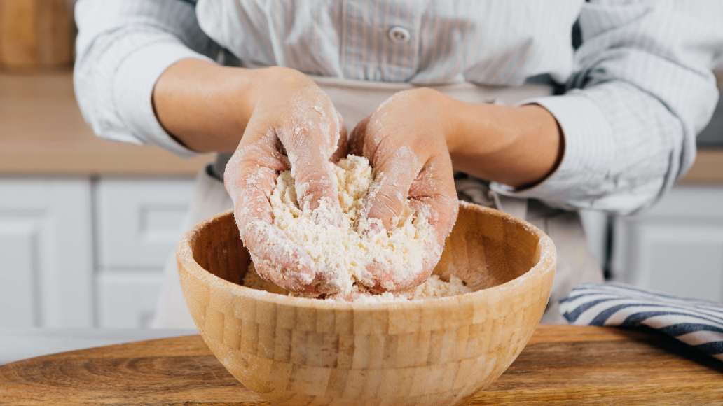 Охлажденное сливочное масло нарезать маленькими кубиками. Муку просеять в миску, добавить масло и перетереть руками в жирную крошку. Чтобы тесто не было пресным, можно добавить также щепотку соли. Охлажденное сливочное масло нарезать маленькими кубиками. Муку просеять в миску, добавить масло и перетереть руками в жирную крошку. Чтобы тесто не было пресным, можно добавить также щепотку соли.