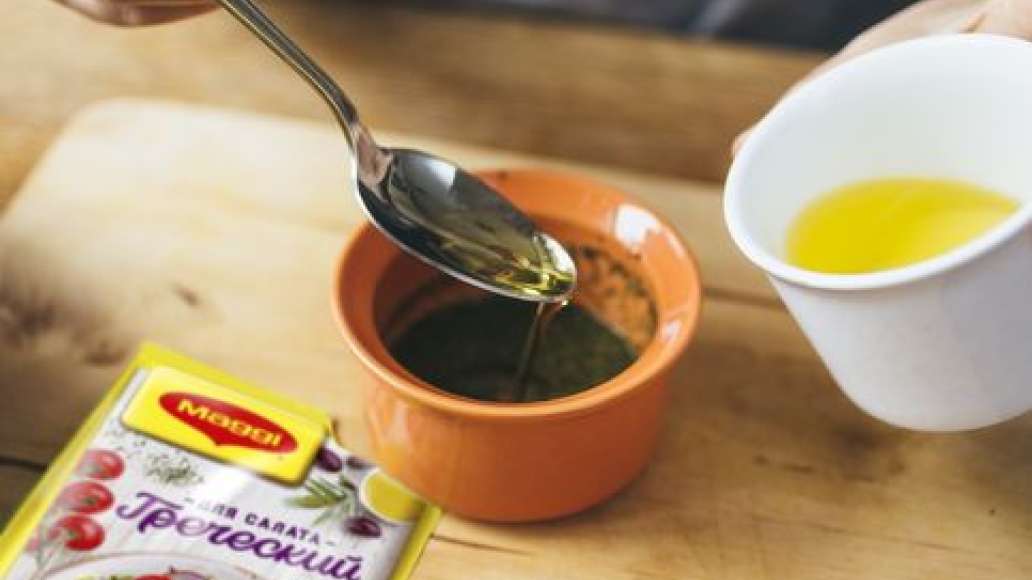 Приготовить заправку: в миске смешать MAGGI® Приправа Весенняя зелень с 3 ст.л. горячей воды и дать постоять 3-5 минут.
Добавить 5 ст.л. растительного масла и тщательно перемешать.
Приготовить заправку: в миске смешать MAGGI® Приправа Весенняя зелень с 3 ст.л. горячей воды и дать постоять 3-5 минут.
Добавить 5 ст.л. растительного масла и тщательно перемешать.