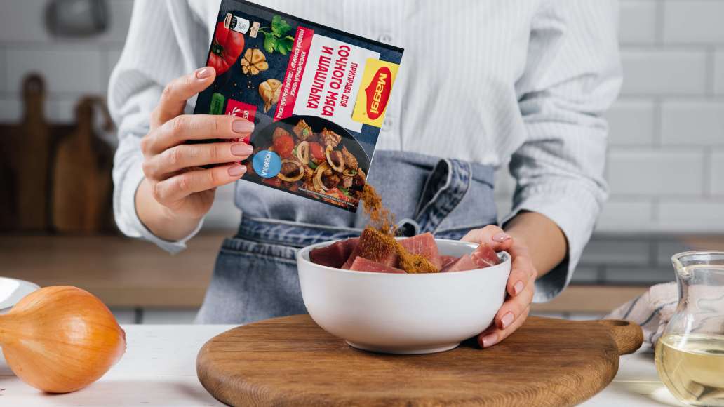 Нарезать мясо кусочками со стороной 2 см. Добавить к нему MAGGI® Приправу для сочного мяса и шашлыка, растительное масло и тщательно перемешать.