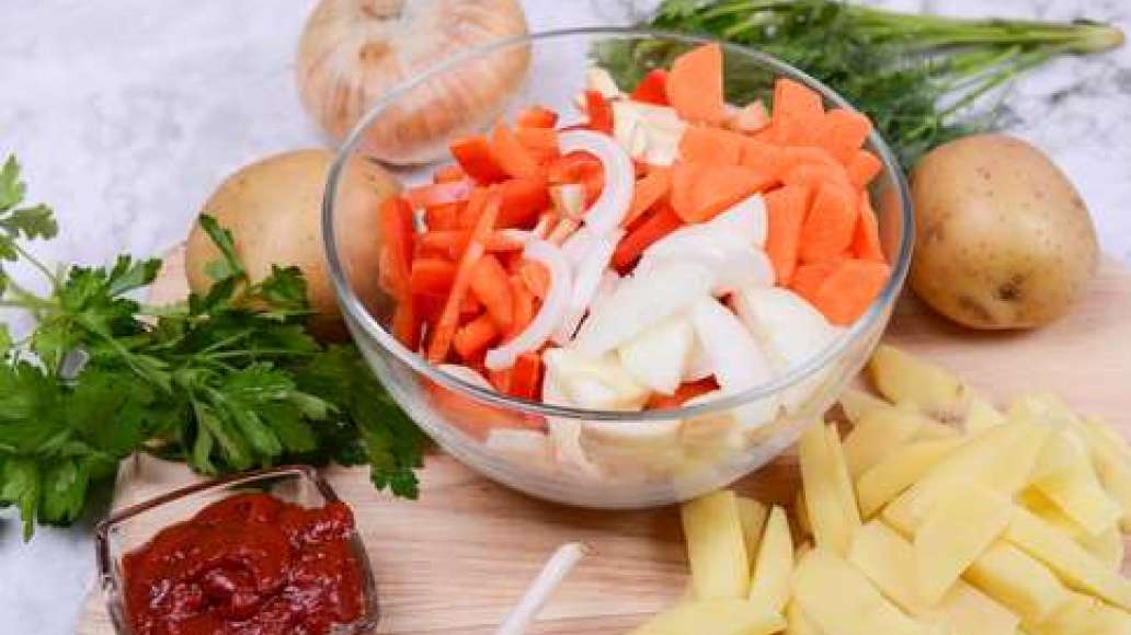 Нарежьте лук и морковь тонкими полукольцами, картофель и перец - крупной соломкой.
