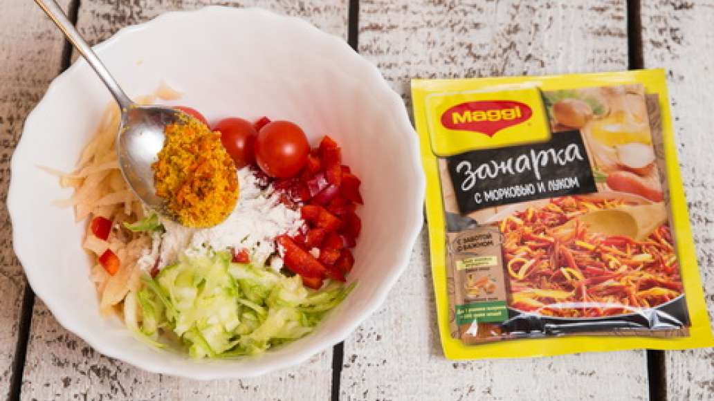 Соединить овощи с MAGGI® Зажарка, добавить муку и зелень и тщательно перемешать. Соединить овощи с MAGGI® Зажарка, добавить муку и зелень и тщательно перемешать.
