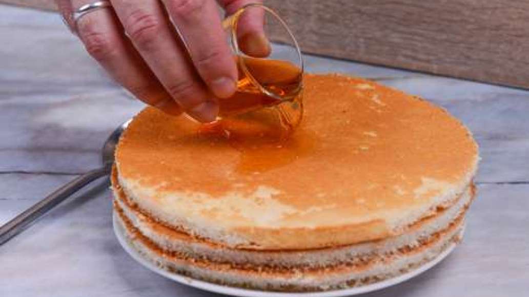 Промажьте коржи сиропом. Промажьте коржи сиропом.