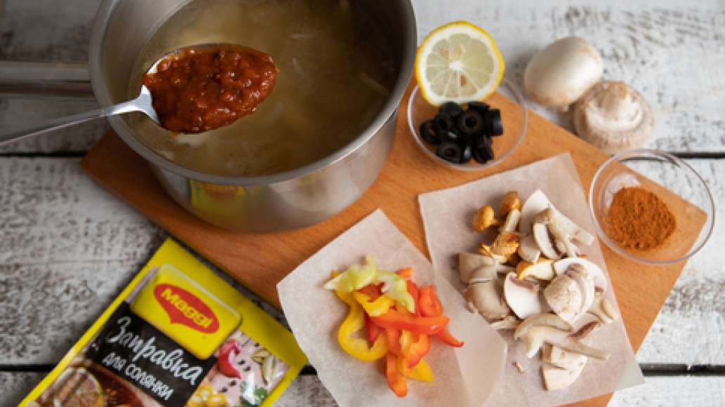 За пять минут до готовности добавить MAGGI® Заправка для солянки, нарезанную зелень и копченую паприку. Довести до полной готовности, проверить на соль и довести до
нужного вкуса.