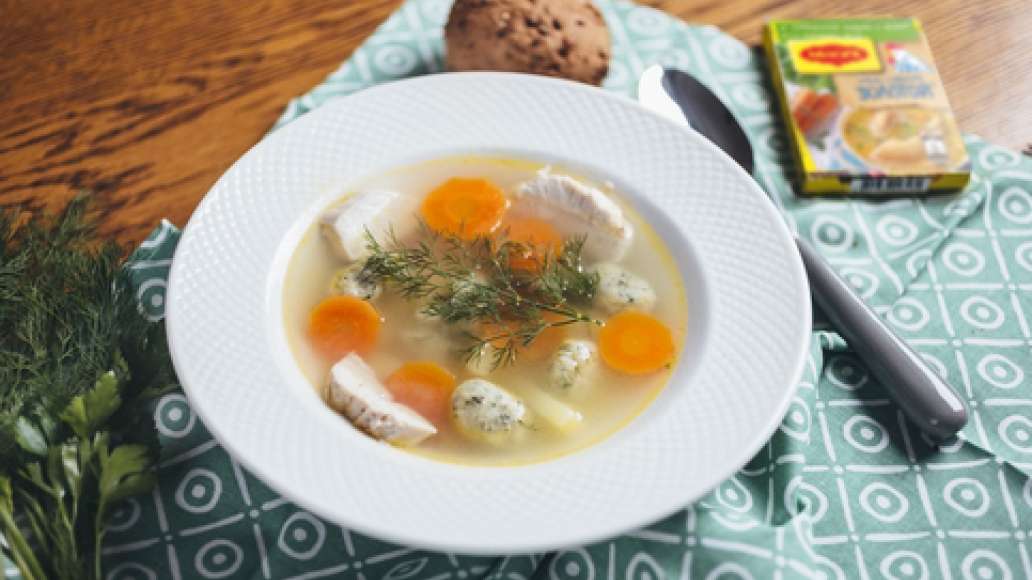 Подавать суп с кусочками курицы, посыпав свежей зеленью. Приятного аппетита! Шаг 8 - Куриный суп с заварными клецками