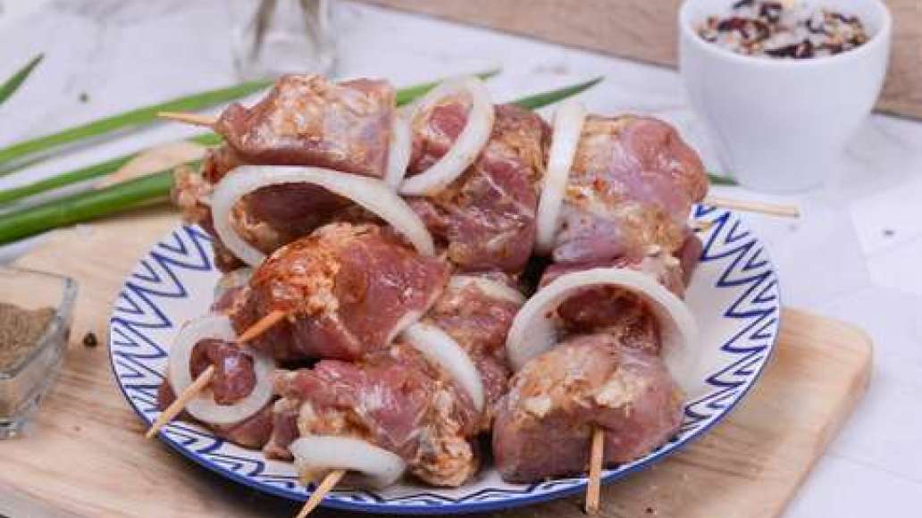 Сформируйте шашлыки, нанизывая кусочки мяса на шампуры, чередуя их с кольцами лука. Налейте в оставшийся маринад 2 стакана питьевой воды. Сформируйте шашлыки, нанизывая кусочки мяса на шампуры, чередуя их с кольцами лука. Налейте в оставшийся маринад 2 стакана питьевой воды.