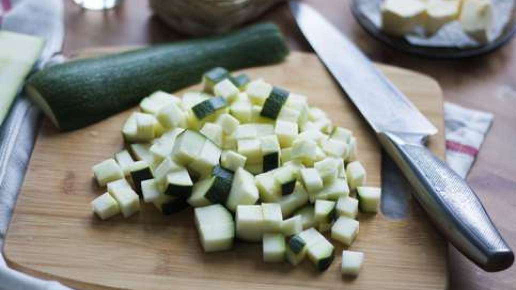Нарежьте кабачок средними кубиками.