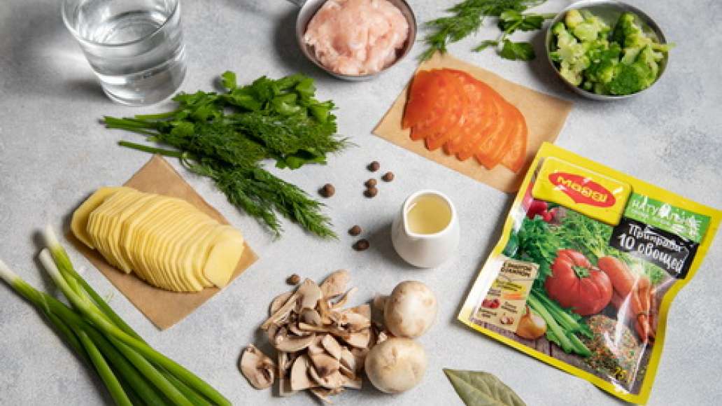 Картофель, брокколи и помидоры нарезать тонкими пластинками. Шампиньоны протереть влажной салфеткой и нарезать пластинками. Картофель, брокколи и помидоры нарезать тонкими пластинками. Шампиньоны протереть влажной салфеткой и нарезать пластинками.