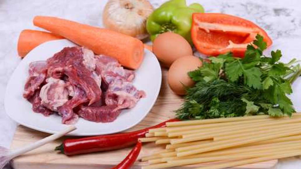 Подготовьте ингредиенты, промойте мясо. Подготовьте ингредиенты, промойте мясо.