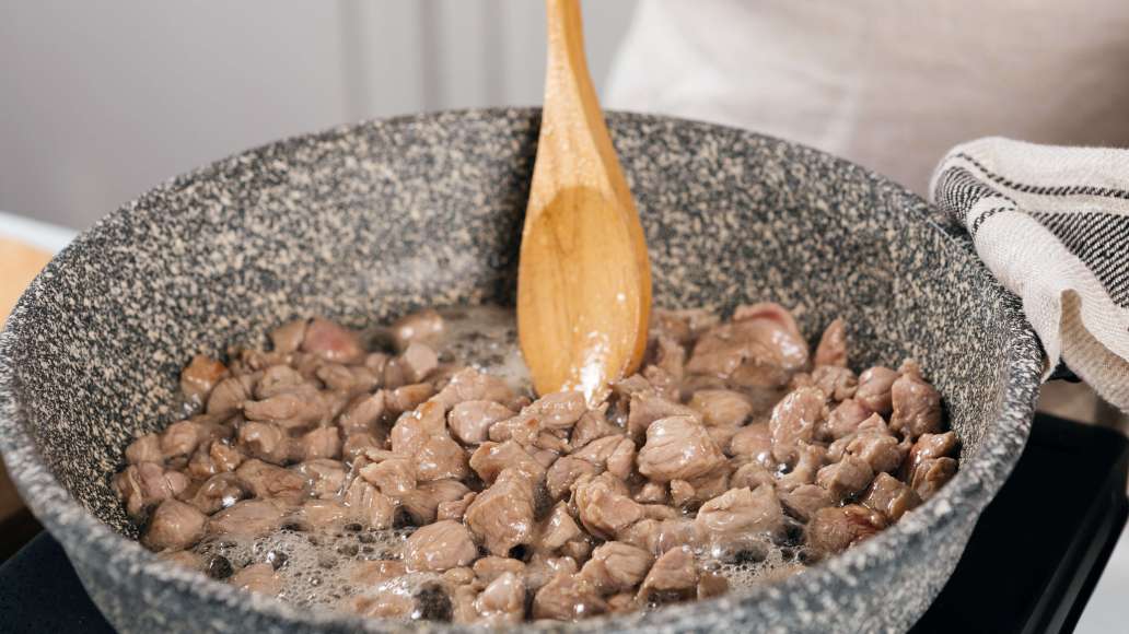 Разогреть масло в глубокой сковороде. Добавить мясо и жарить до золотистого цвета, периодически помешивая (5-7 минут). Разогреть масло в глубокой сковороде. Добавить мясо и жарить до золотистого цвета, периодически помешивая (5-7 минут).