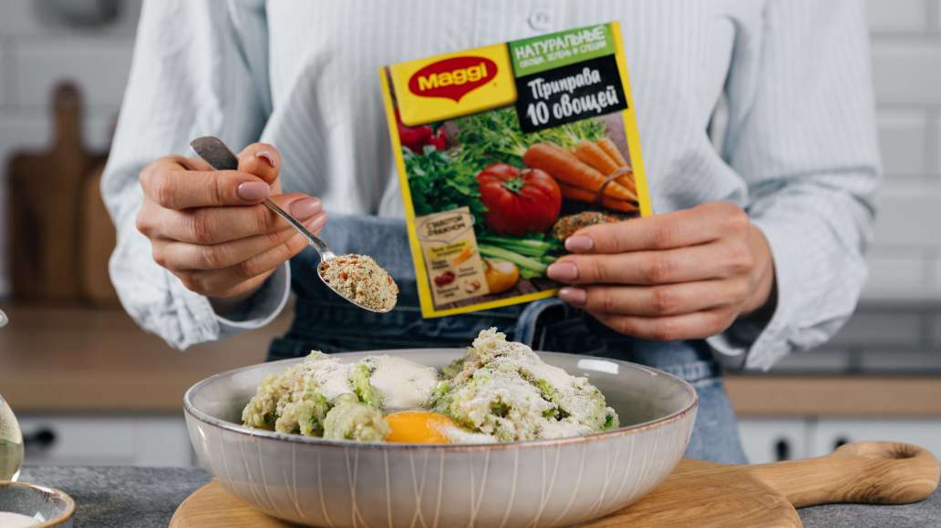 Добавить в фарш манную крупу, яйцо, MAGGI® Приправу 10 овощей и тщательно перемешать до получения однородной массы. Сформировать из массы округлые плоские тефтели. Добавить в фарш манную крупу, яйцо, MAGGI® Приправу 10 овощей и тщательно перемешать до получения однородной массы. Сформировать из массы округлые плоские тефтели.