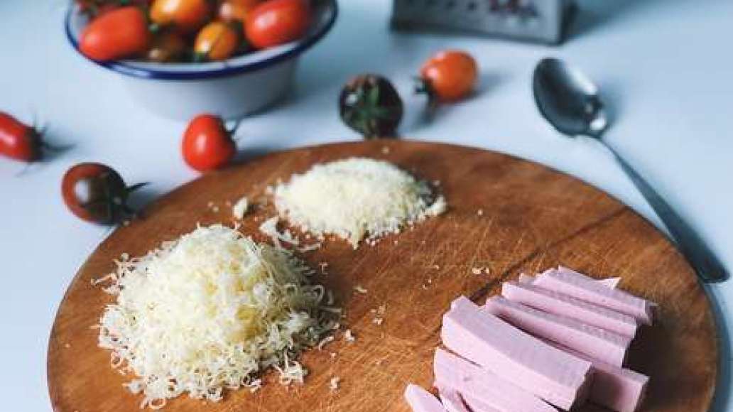 Колбасу нарезать тонкими дольками, сыр натереть на мелкой терке. Колбасу нарезать тонкими дольками, сыр натереть на мелкой терке.