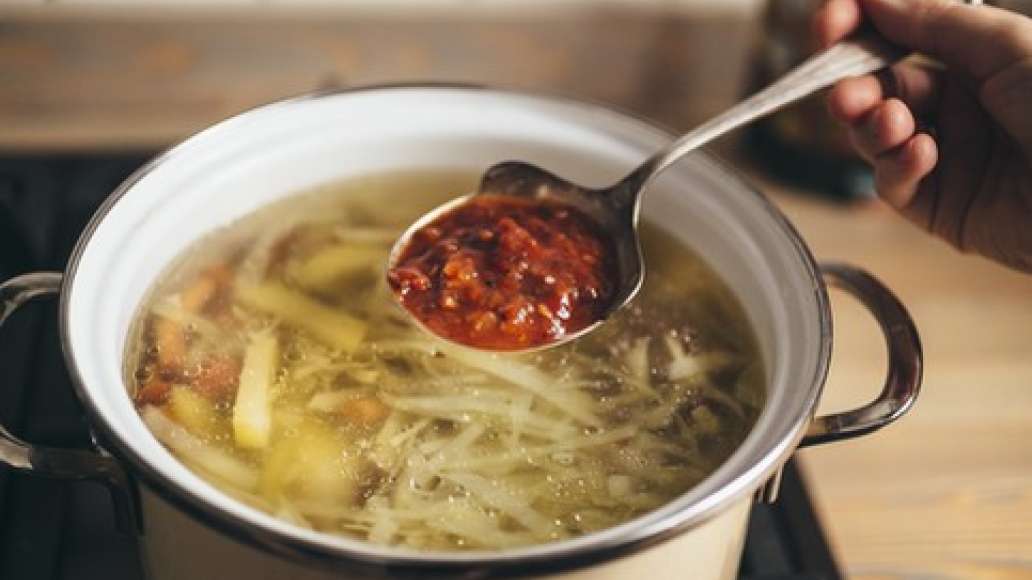 Добавить MAGGI® Приправа 10 овощей и томатную пасту, через 5 минут снять с огня.
Добавить MAGGI® Приправа 10 овощей и томатную пасту, через 5 минут снять с огня.