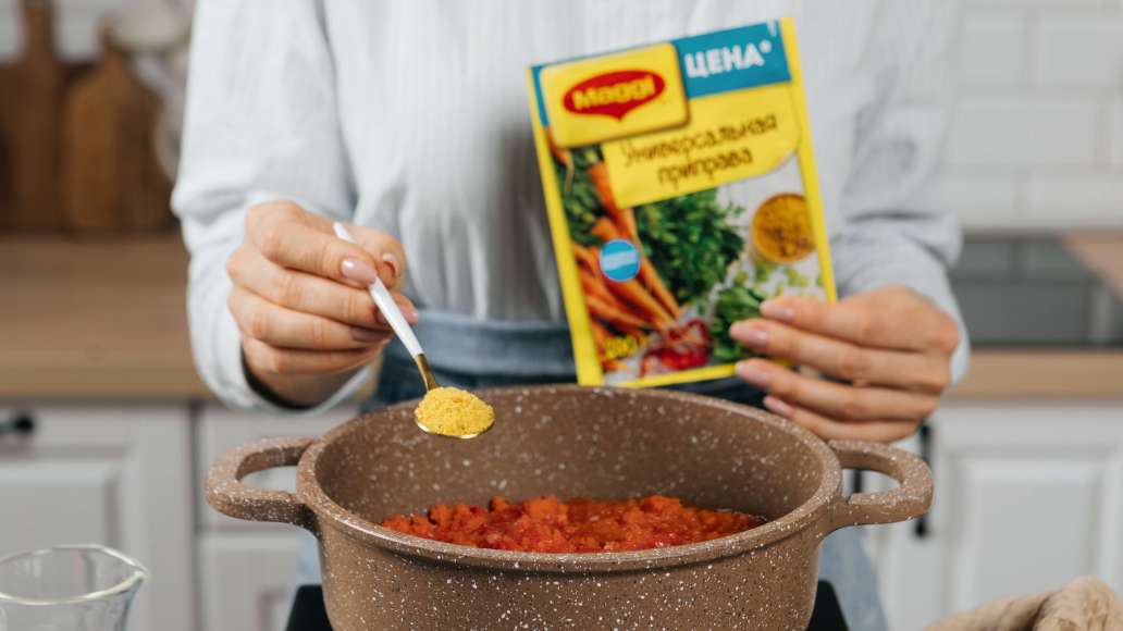 Добавить MAGGI® Приправу универсальную. Тщательно перемешать и варить еще 5 минут. Попробовать на вкус и при необходимости добавить сахара и соли.