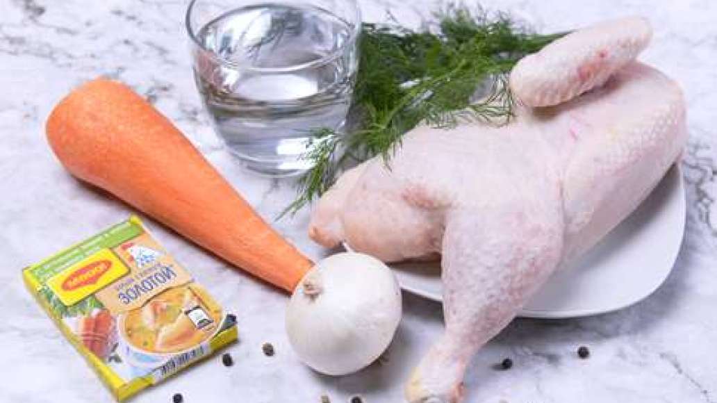 Подготовьте ингредиенты, промойте мясо, очистите овощи. 
