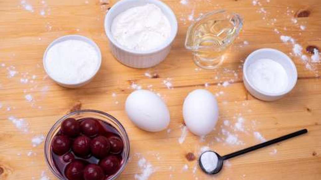 Из вишен удаляем косточки. Из вишен удаляем косточки.