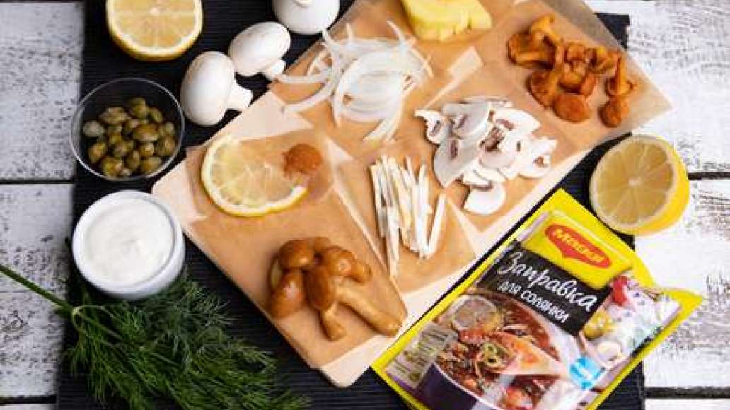 Нарезать лук полукольцами. Картофель нарезать небольшими брусочками. Корень сельдерея нарезать соломкой. Шампиньоны нарезать на четвертинки. Замороженные лисички и опята разморозить, слить жидкость. Укроп измельчить. Нарезать лук полукольцами. Картофель нарезать небольшими брусочками. Корень сельдерея нарезать соломкой. Шампиньоны нарезать на четвертинки. Замороженные лисички и опята разморозить, слить жидкость. Укроп измельчить.