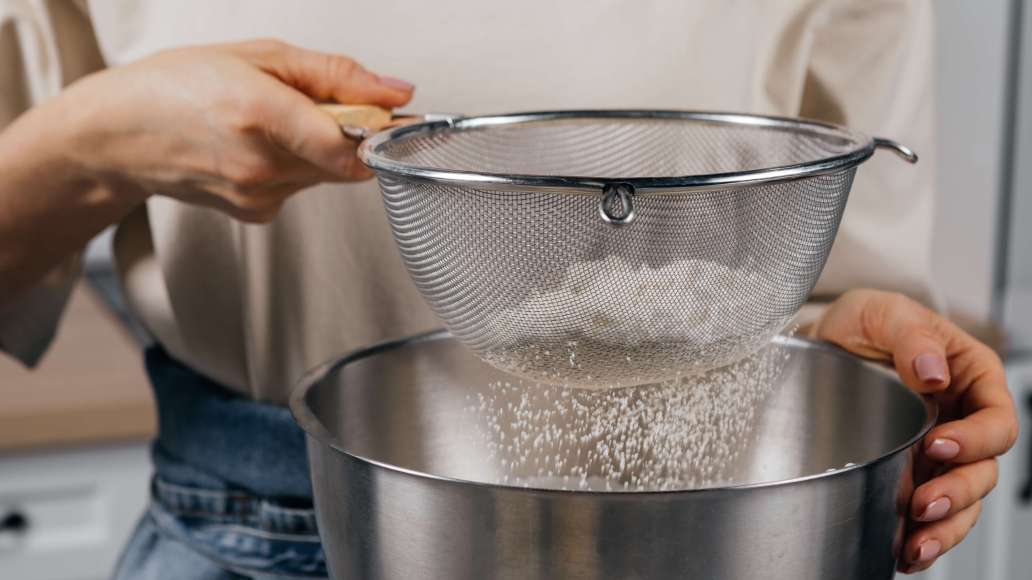 Духовку разогреть до 180 °C. В два-три приема просеять муку в яичную массу, аккуратно вмешивая ее лопаткой движениями по направлению снизу вверх. Дно прямоугольной формы для выпечки застелить пергаментной бумагой и вылить в нее тесто. Аккуратно разровнять Духовку разогреть до 180 °C. В два-три приема просеять муку в яичную массу, аккуратно вмешивая ее лопаткой движениями по направлению снизу вверх. Дно прямоугольной формы для выпечки застелить пергаментной бумагой и вылить в нее тесто. Аккуратно разровнять