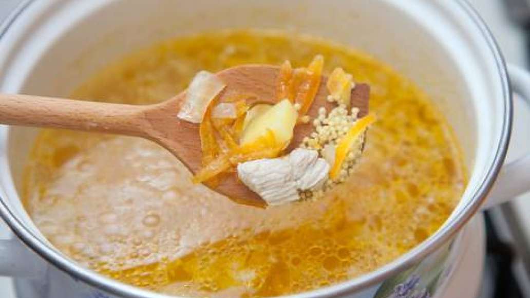 Следом добавить в кастрюлю нарезанный кубиком картофель. Добавить пару кубиков бульона, варить до готовности картофеля. Следом добавить в кастрюлю нарезанный кубиком картофель. Добавить пару кубиков бульона, варить до готовности картофеля.