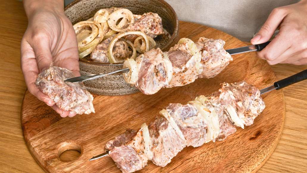 Выдержать мясо в маринаде в течение 2 часов, нанизать на шампуры и жарить
на углях до готовности. Мягкий шашлык из свинины с майонезом можно
подавать к столу! Выдержать мясо в маринаде в течение 2 часов, нанизать на шампуры и жарить
на углях до готовности. Мягкий шашлык из свинины с майонезом можно
подавать к столу!