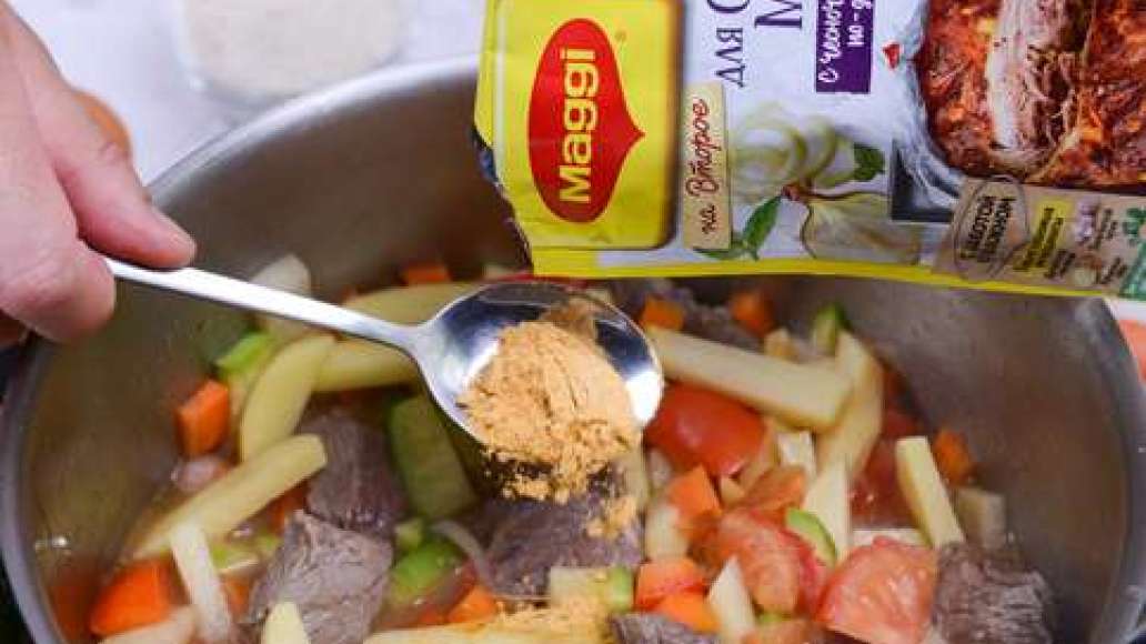 Добавьте картофель, MAGGI® Приправа для сочного мяса и шашлыка и немного воды, перемешайте и тушите до готовности. Добавьте картофель, MAGGI® Приправа для сочного мяса и шашлыка и немного воды, перемешайте и тушите до готовности.