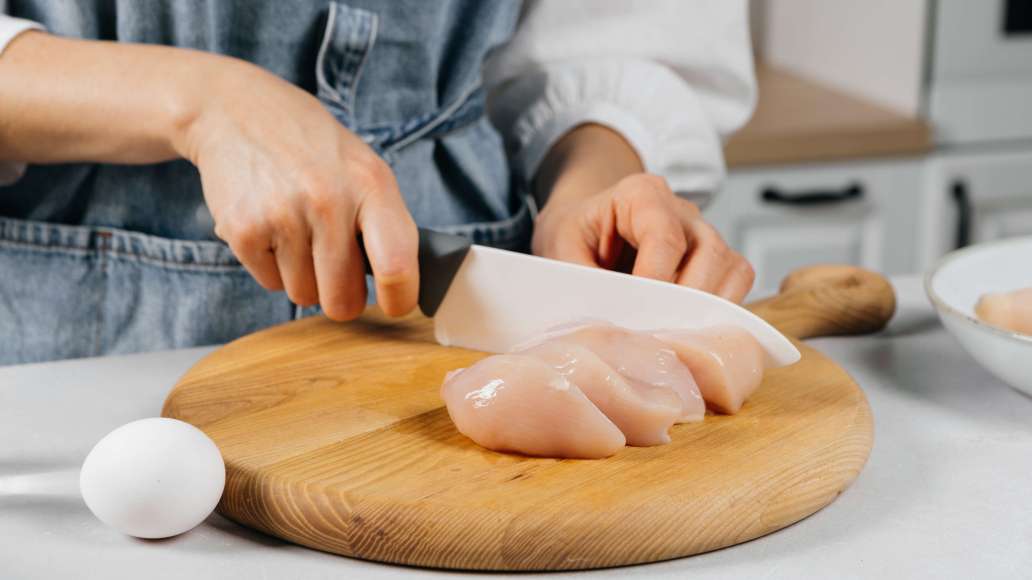 Куриное филе промыть и нарезать небольшими кусочками. Очистить луковицу и разрезать на 4 части. Куриное филе промыть и нарезать небольшими кусочками. Очистить луковицу и разрезать на 4 части.