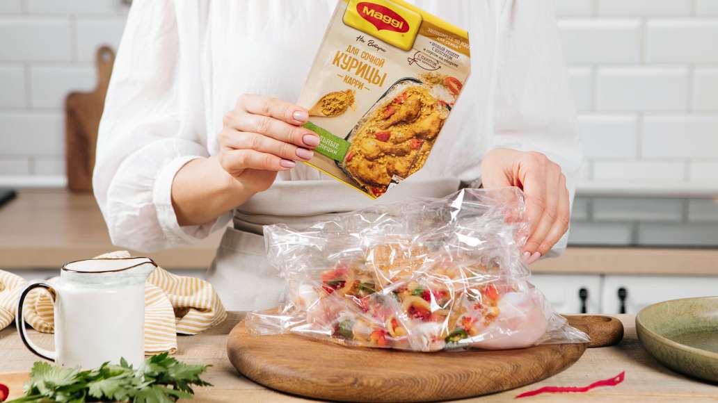 Высыпать в пакет смесь MAGGI® НА ВТОРОЕ для сочной курицы карри. Добавить сливки и воду. Закрепить пакет зажимом, отступая 6-8 см от края и аккуратно распределить смесь внутри, избегая резких движений. Поместить пакет в форму для запекания так, чтобы хвос