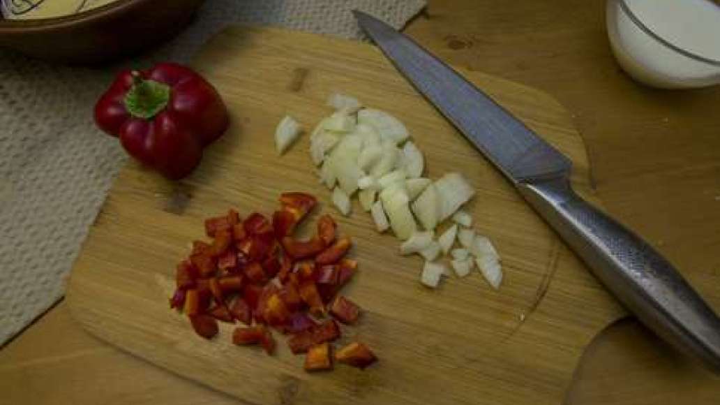Нарезать лук и болгарский перец маленькими кубиками.