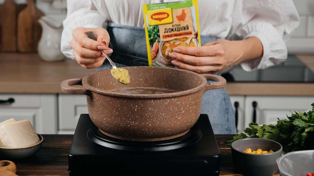 Процедить бульон. Добавить MAGGI® Бульон домашний с курицей. Процедить бульон. Добавить MAGGI® Бульон домашний с курицей.