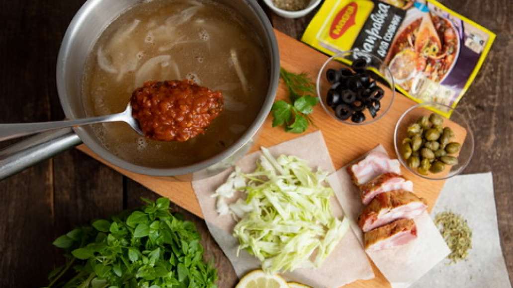 За пять минут до готовности добавить MAGGI® Заправка для солянки, нарезанную зелень и каперсы, добавить тимьян и розмарин. Довести до полной готовности, попробовать и довести до нужного вкуса. За пять минут до готовности добавить MAGGI® Заправка для солянки, нарезанную зелень и каперсы, добавить тимьян и розмарин. Довести до полной готовности, попробовать и довести до нужного вкуса.