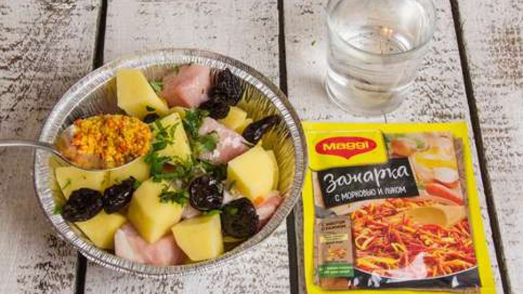 Положить в жаропрочную форму мясо, картофель и чернослив, добавить MAGGI® Зажарка, лавровый лист, чеснок и зелень, влить растительное масло и воду и перемешать. Поместить жаркое в духовку, разогретую до 180 градусов, и готовить 40 минут. Положить в жаропрочную форму мясо, картофель и чернослив, добавить MAGGI® Зажарка, лавровый лист, чеснок и зелень, влить растительное масло и воду и перемешать. Поместить жаркое в духовку, разогретую до 180 градусов, и готовить 40 минут.