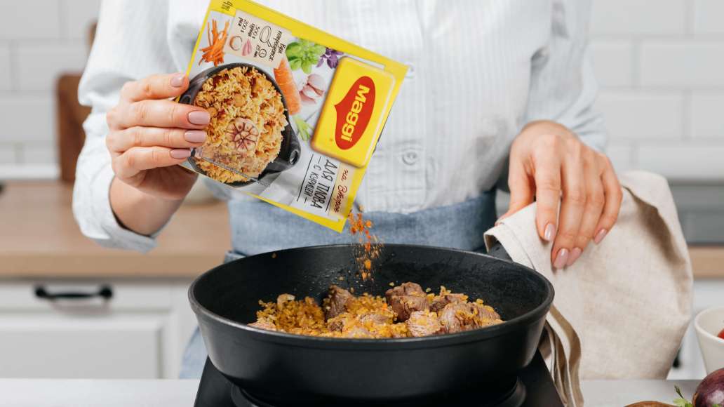 Добавить MAGGI® НА ВТОРОЕ для плова с курицей и перемешать. Добавить MAGGI® НА ВТОРОЕ для плова с курицей и перемешать.