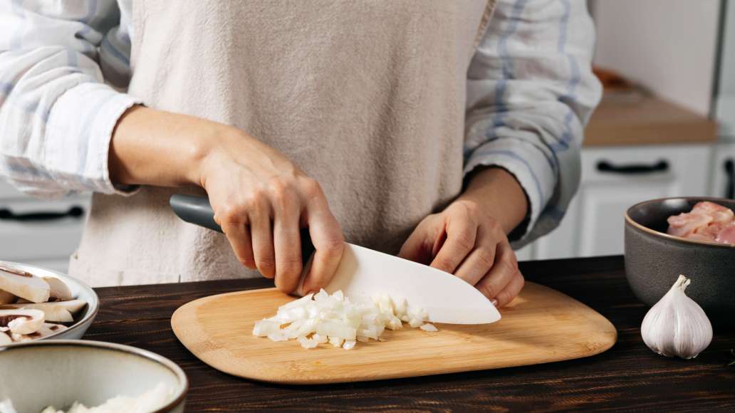 Куриные бёдра очистить от кожи, удалить кости, нарезать небольшими кусочками. Нарезать грибы пластинками, лук — мелкими кубиками.