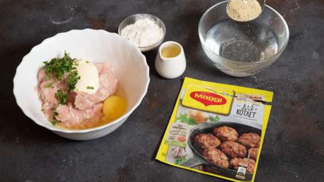 Мелко нарезать листочки базилика. Упаковку MAGGI® НА ВТОРОЕ для котлет залить водой и оставить на 2 минуты набухнуть. Соединить с куриным фаршем, яйцом, майонезом и базиликом, перемешать.