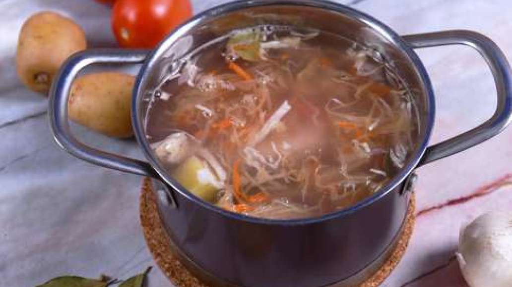 Нарежьте картофель кубиками, лук - полукольцами, свеклу - некрупной соломкой. Когда мясо в кастрюле сварится, добавьте картофель. Доведите до кипения и добавьте капусту, лавровый лист и перец. 