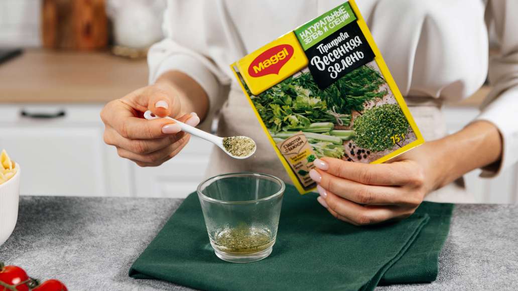 В небольшой ёмкости смешать MAGGI® Приправа Весенняя зелень с горячей водой, оставить на 3 минуты. Добавить оливковое масло, чесночный порошок, сок лимона и тщательно перемешать. В небольшой ёмкости смешать MAGGI® Приправа Весенняя зелень с горячей водой, оставить на 3 минуты. Добавить оливковое масло, чесночный порошок, сок лимона и тщательно перемешать.