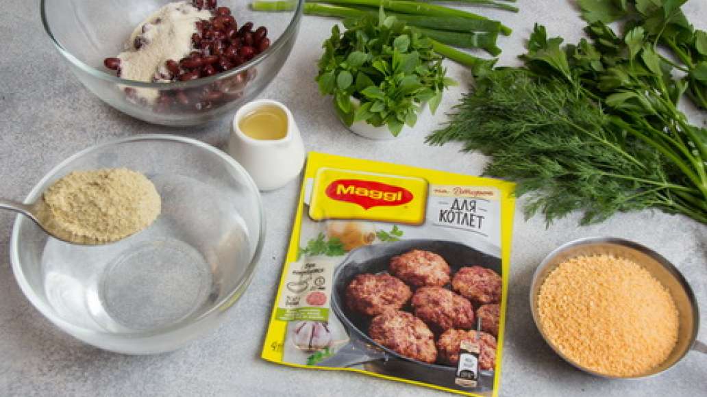 Фасоль отварить до готовности. Содержимое пакетика MAGGI НА ВТОРОЕ для котлет высыпать в теплую воду размешать и дать настояться. Смешать отварную фасоль с манкой и MAGGI НА ВТОРОЕ для котлет. Сформовать котлеты запанировав их в сухарях. Фасоль отварить до готовности. Содержимое пакетика MAGGI НА ВТОРОЕ для котлет высыпать в теплую воду размешать и дать настояться. Смешать отварную фасоль с манкой и MAGGI НА ВТОРОЕ для котлет. Сформовать котлеты запанировав их в сухарях.