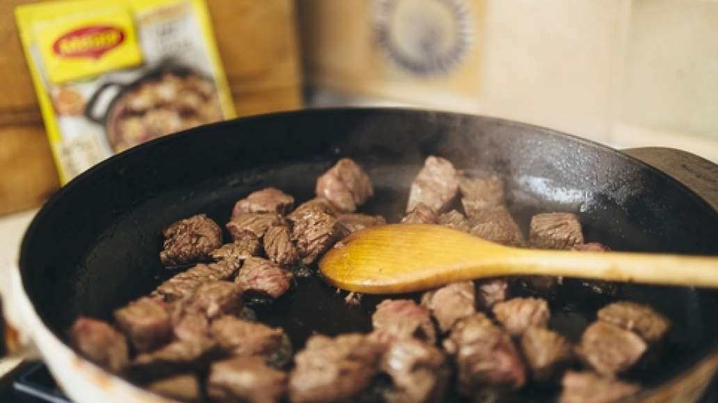 Подготовить ингредиенты. Мясо нарезать кубиком и обжарить на разогретой с маслом сковороде.