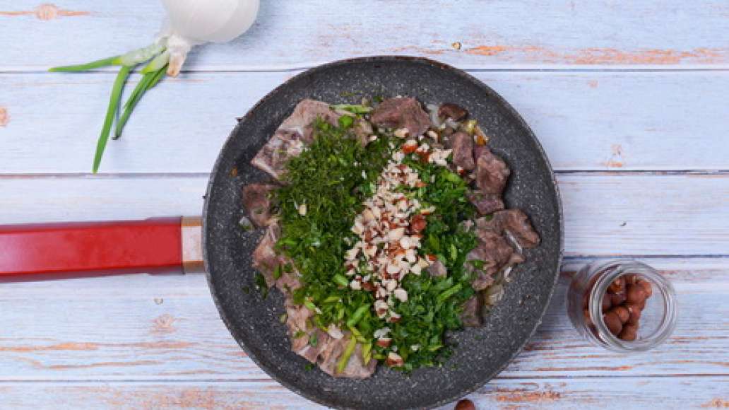 Добавьте в сковороду готовое мясо, зелень, сок лимона и каштаны. Перемешайте и тушите 5-7 минут. Добавьте в сковороду готовое мясо, зелень, сок лимона и каштаны. Перемешайте и тушите 5-7 минут.