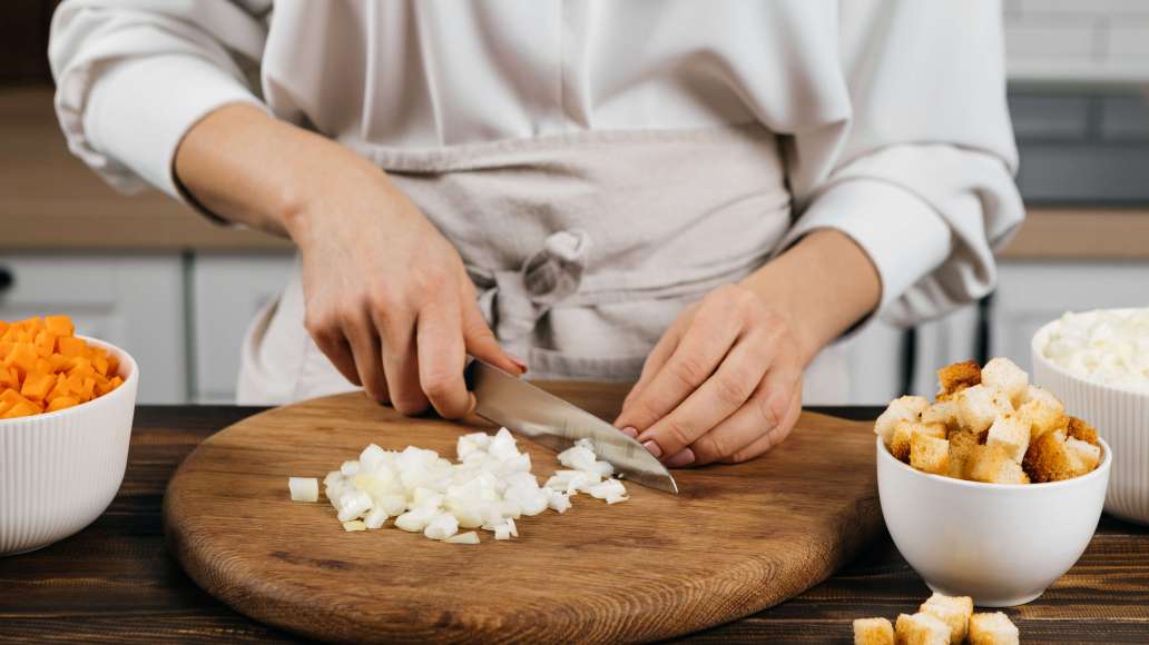 Морковь с луком нарезать средними кубиками. Морковь с луком нарезать средними кубиками.