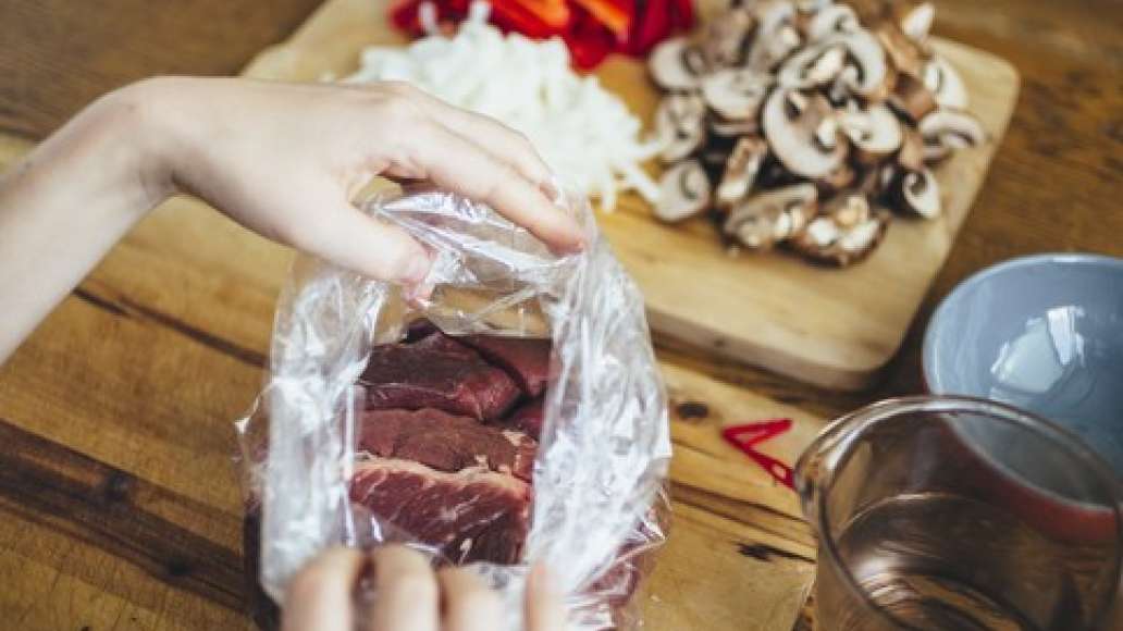 На перловку – мясо, грибы и овощи.
Добавить MAGGI® Приправа для сочного мяса и шашлыка и влить воду. На перловку – мясо, грибы и овощи.
Добавить MAGGI® Приправа для сочного мяса и шашлыка и влить воду.